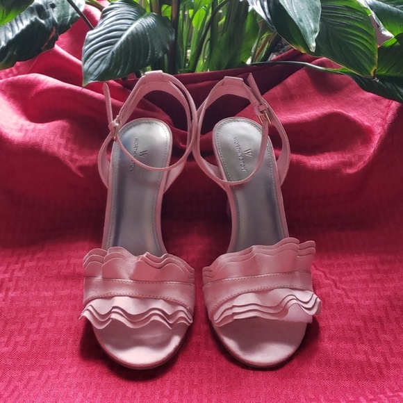 Sandals - Picture 1 of 4
